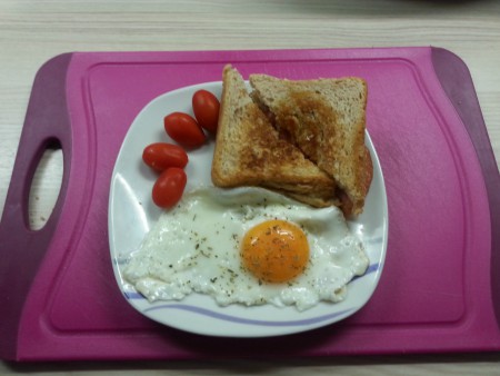 Pfannentoast mit Spiegelei und Tomaten